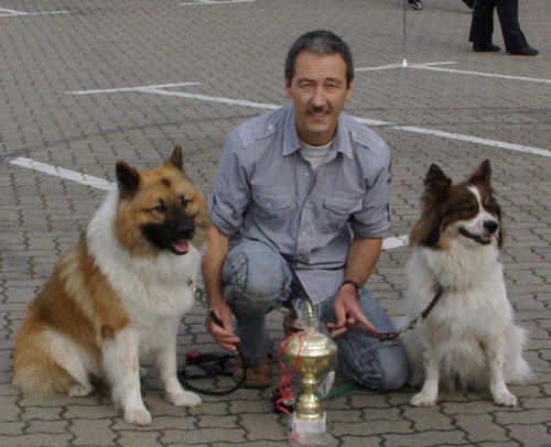 Pokalgewinn bei einer Mischlingshundeausstellung